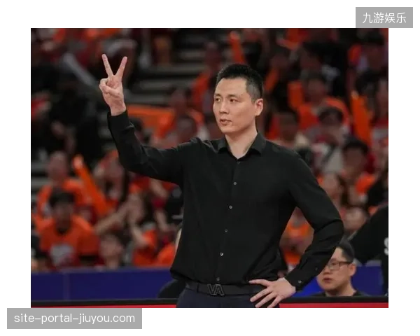 上海队主教练卢伟凭借常规赛38胜4负的卓越战绩，成功当选为2025-26赛季最佳教练员